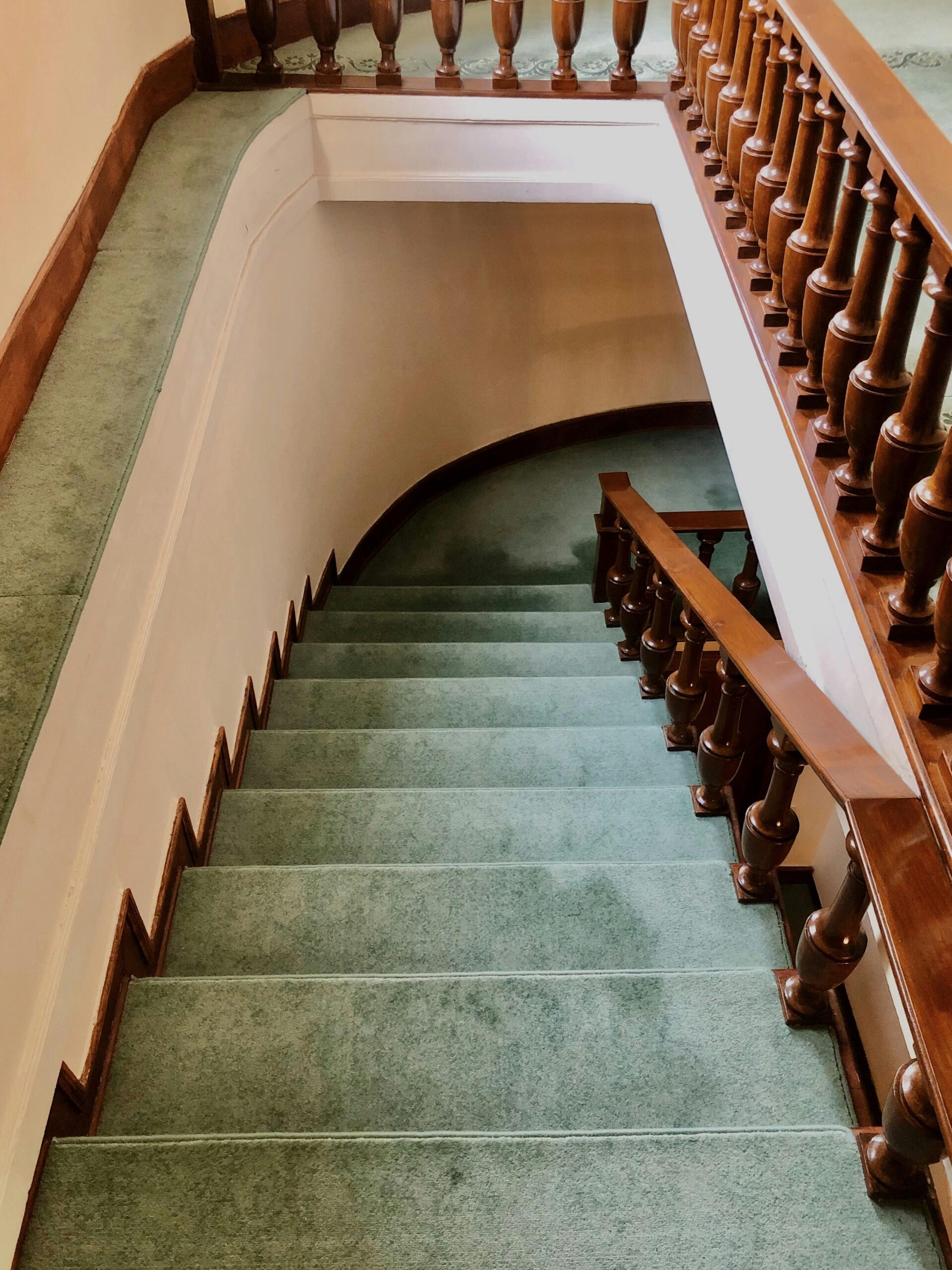 Read more about the article Transform Your Staircase with a Beautiful Sisal Stair Carpet